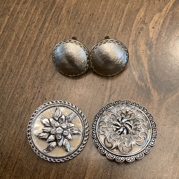 Vintage Accessories - Vintage scarf clips and matching earrings